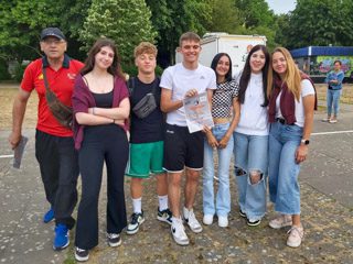 6 junge Italiener aus Trentino-Südtirol spielen Gorodki
